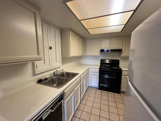 Building Photo - 11040 N 28th Dr