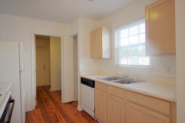 Building Photo - Cozy 3 Bed, 2 Bath Home in Ridgewood!