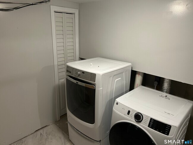 Building Photo - 14 Normandy Dr