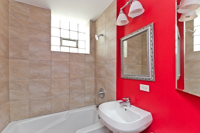 Building Photo - 1014 W Roscoe St