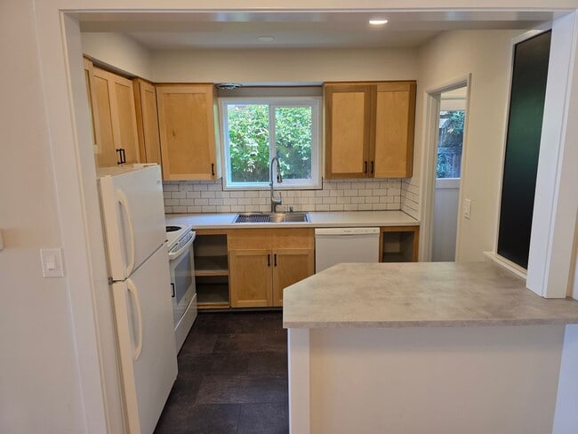 Building Photo - LOCATION! Immaculate 2 Bedroom Apartment S...