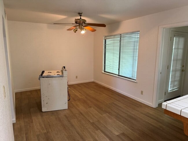 Building Photo - Modern 4 Bedroom 3 Car Garage Dixon *Star ...