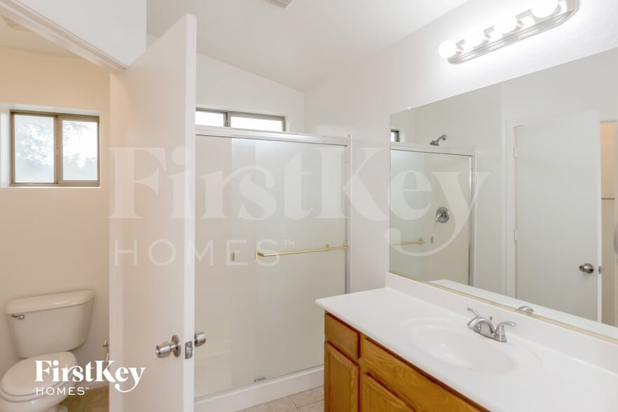 Building Photo - 557 E Jeanne Ln