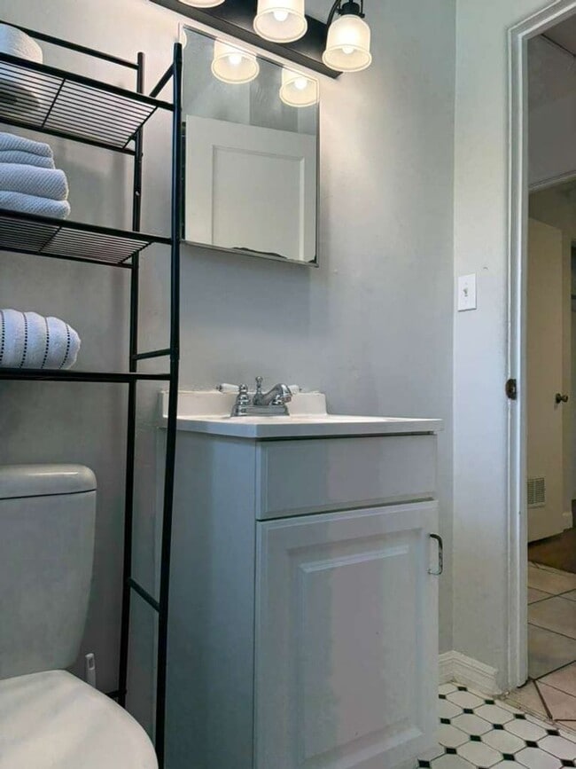 Building Photo - 2 Bedroom Apartment in the Desirable Westminster Heights Neighborhood