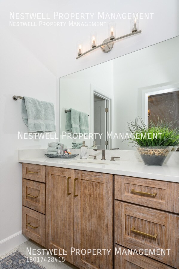 Building Photo - Newer 4-bed Townhome in South Jordan