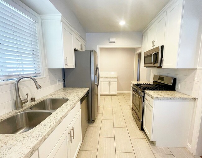 Building Photo - Beautiful Apartment in Small Duplex