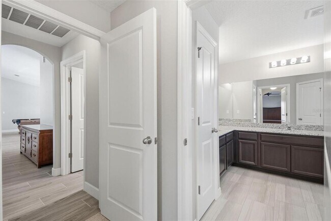 Building Photo - 8 Creek Ct