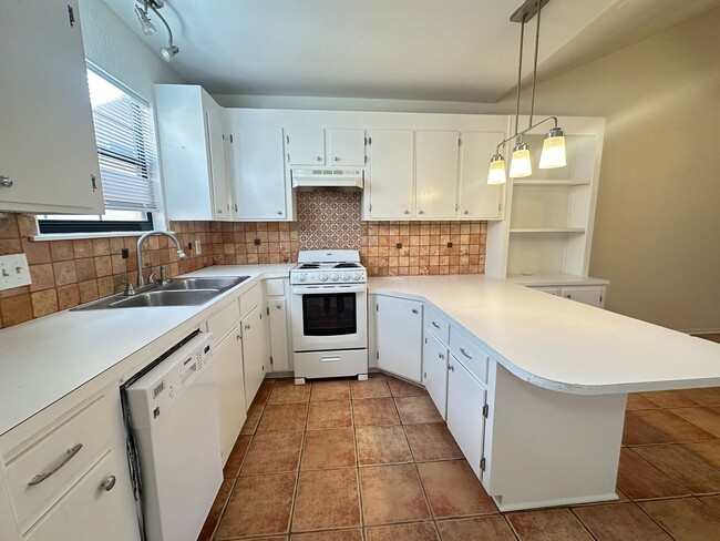 Building Photo - Cozy Townhome close to Mansfield Road....