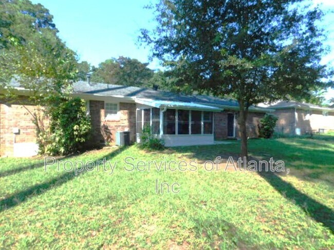 Building Photo - 879 Forest Ridge Dr SE