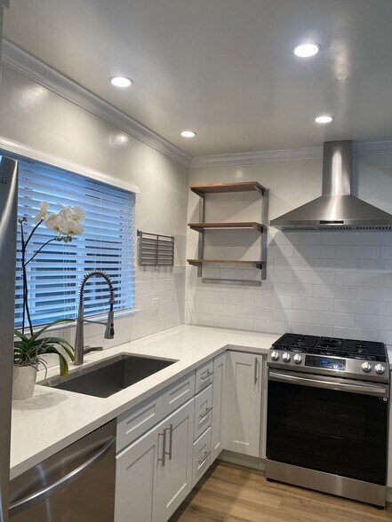 Kitchen - 241 S Barrington Ave