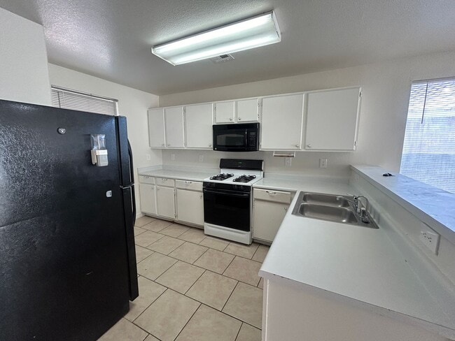 Building Photo - 5521 Ramirez St