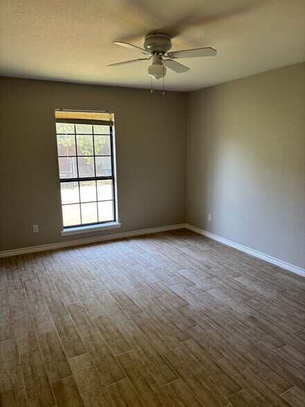 2nd bedroom - 203 Bluebonnet St