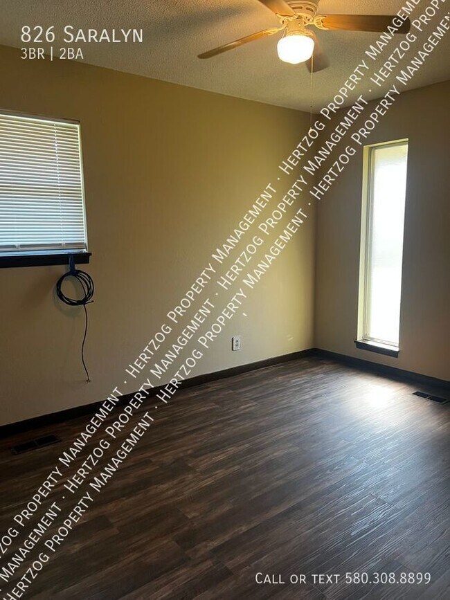 Building Photo - 826 Saralyn-