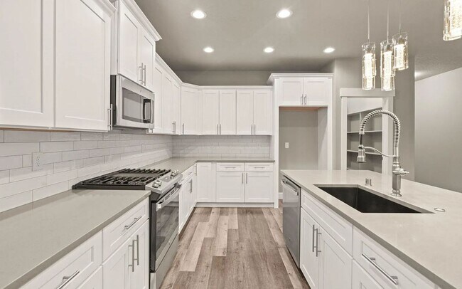 Building Photo - Discover Luxury at Every Turn!