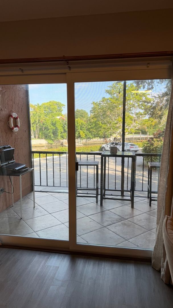 Building Photo - 610 Tennis Club Dr