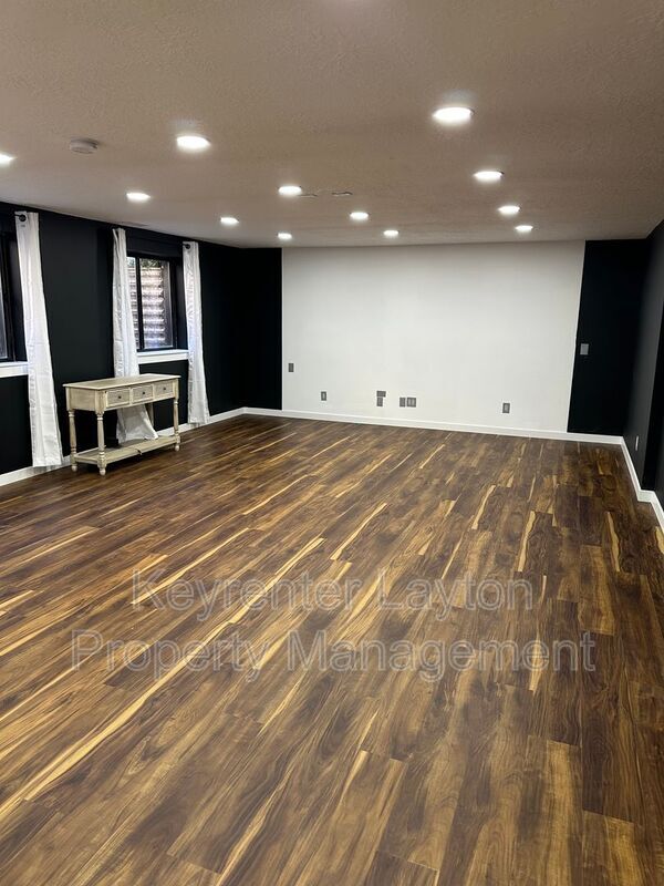 Building Photo - 992 4725 S