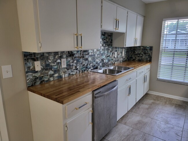 Building Photo - E9th