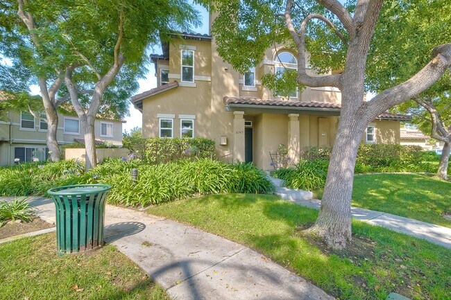 Building Photo - Immaculate Town Home in the Valencia Commu...