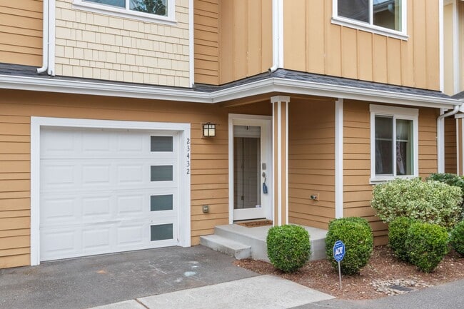 Building Photo - 4Bd/3.5Ba Mountlake Terrace Townhouse