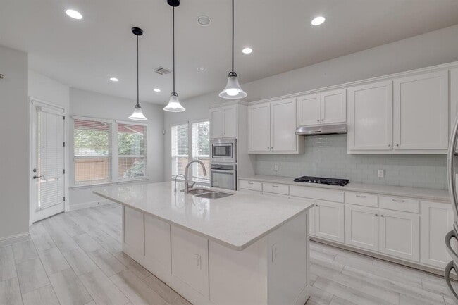 Building Photo - 14921 Iveans Way