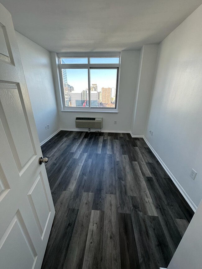 Building Photo - 20 2nd St
