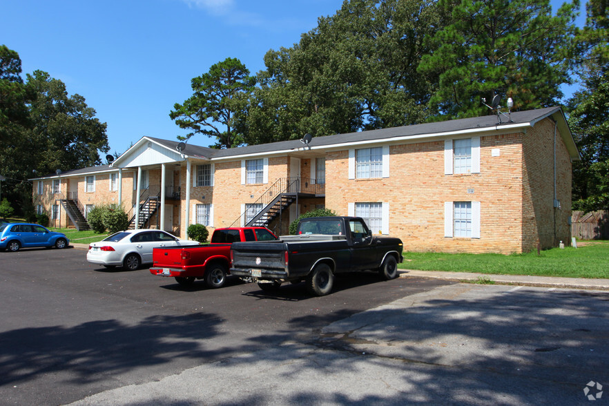 Primary Photo - Pine Crest Apartments