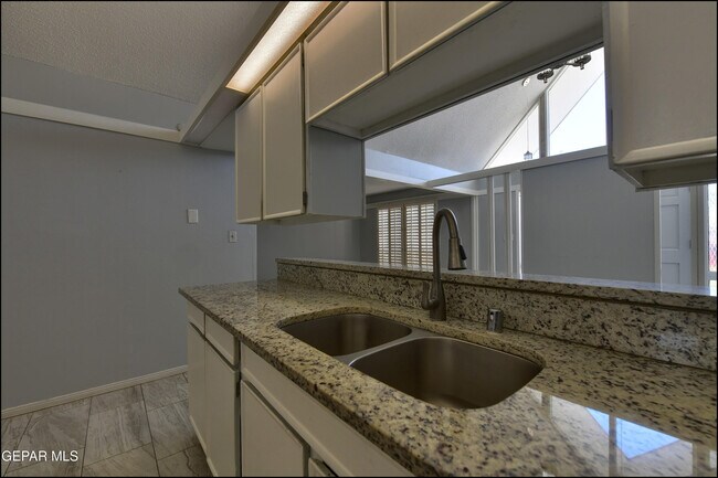Building Photo - 8400 Parkland Dr