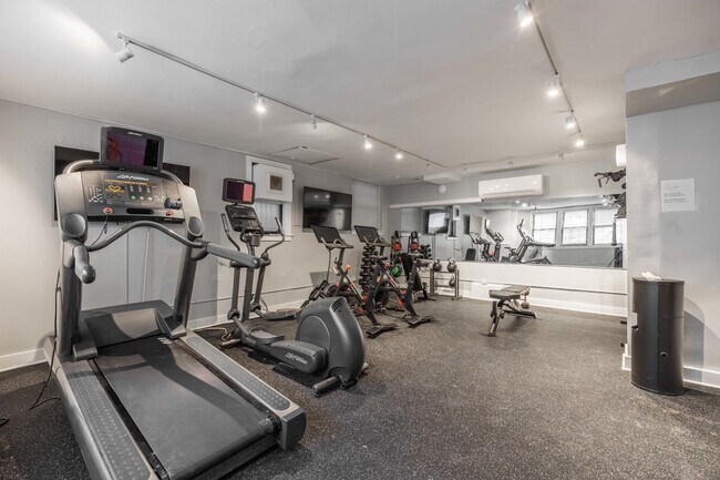 Building Photo - 1140 N La Salle Dr