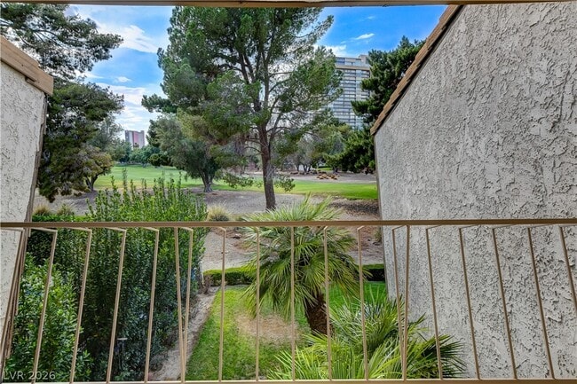 Building Photo - 3223 Pinehurst Dr