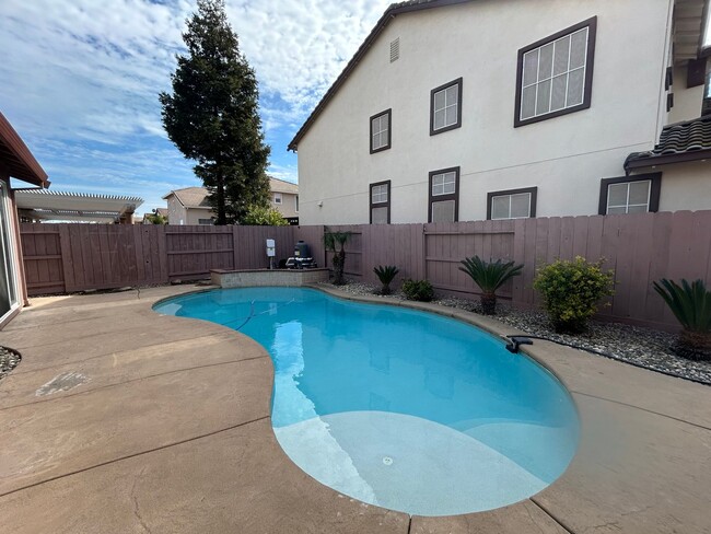 Building Photo - In-ground Pool