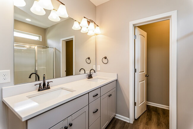 Building Photo - 136 Camellia Way