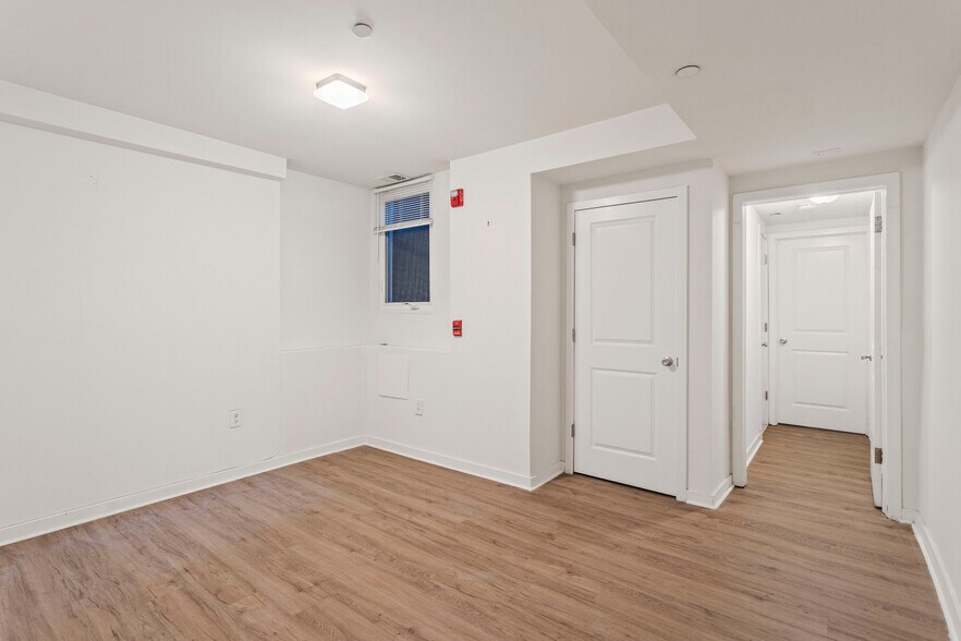 Building Photo - 526 S 13th St