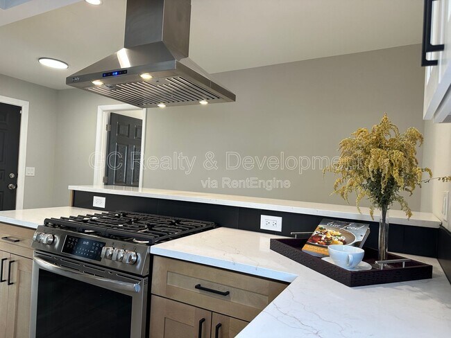 Building Photo - 3303 Division St