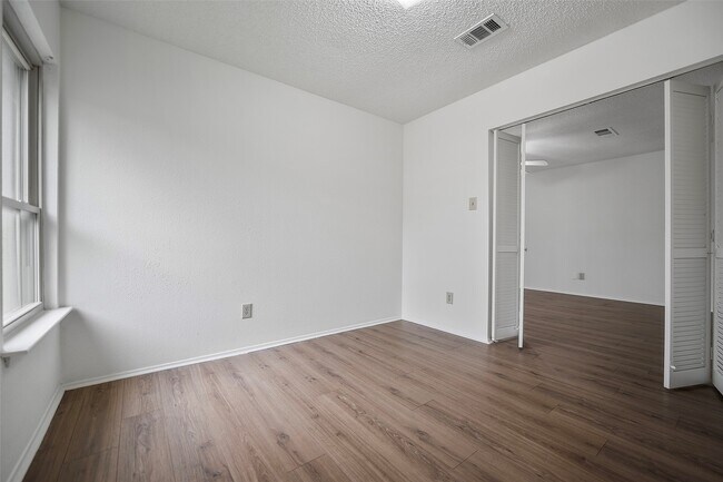 Building Photo - 2387 Crescent Park Dr