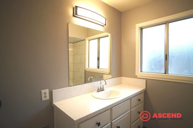 Building Photo - 1318-1320 El Tejon Ave