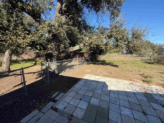 Building Photo - 176 W Sweetbriar Dr