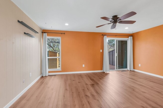 Building Photo - Available NOW! 3 Bedroom 2 Bath Beautiful Home in BOULDER!