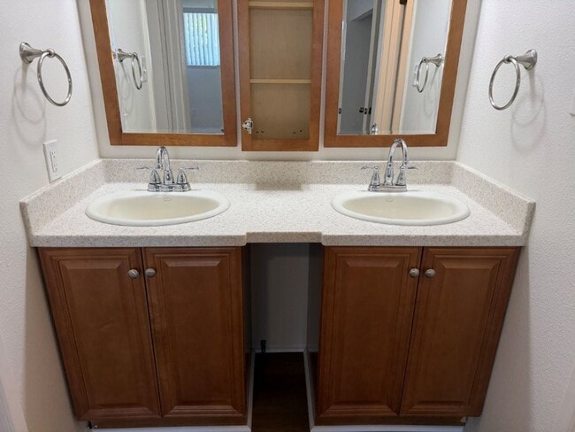 Building Photo - Updated Knollwood Condo with Community Pool