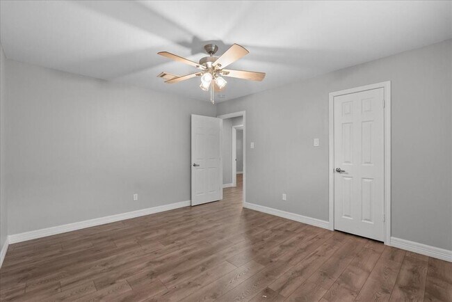 Building Photo - 2105 Murfield Dr