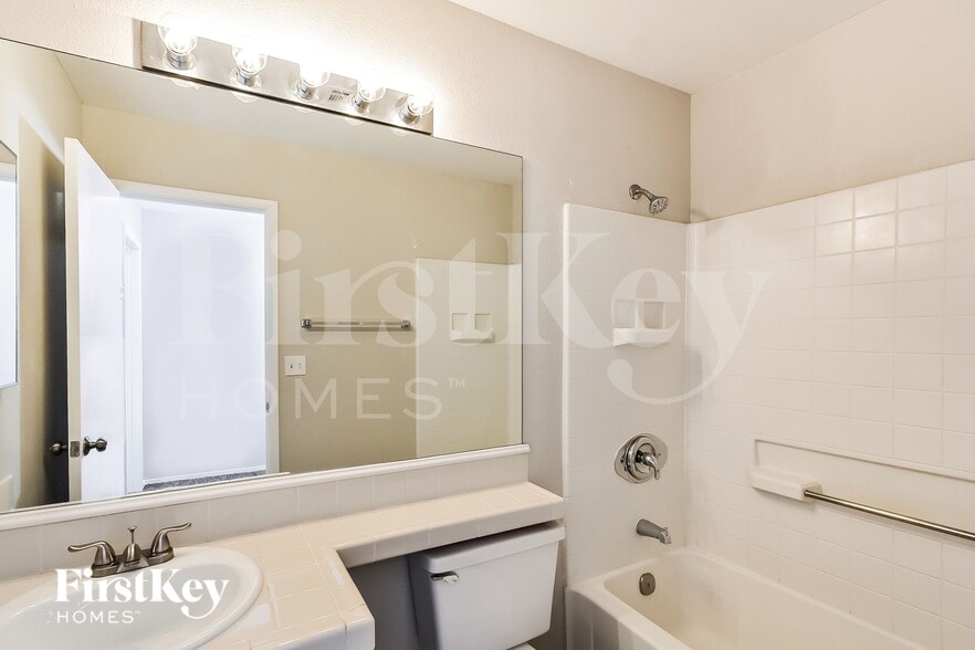 Building Photo - 2412 Silver Shadow Dr