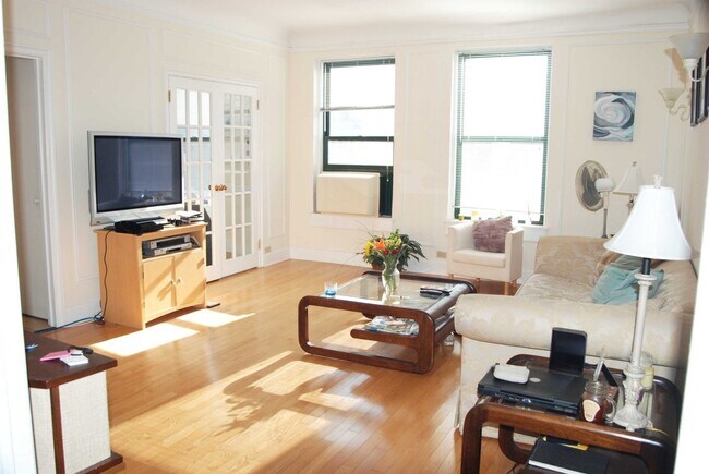 Building Photo - 10 W Elm St