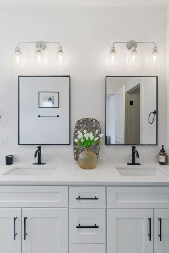 Building Photo - Modern Townhome in Madison