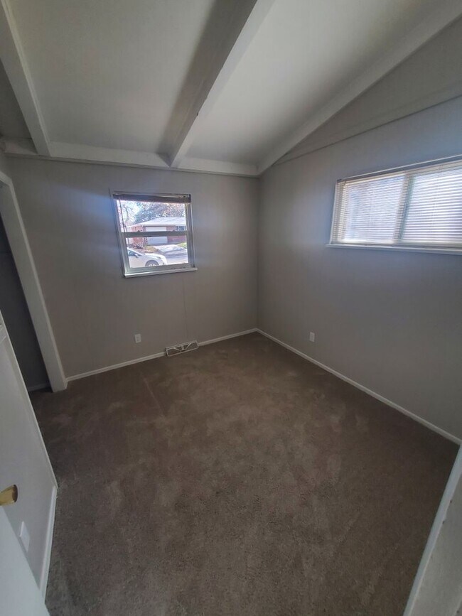 Building Photo - Spacious Ranch Style 4 BR Available in Aug...
