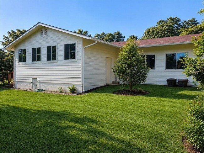Building Photo - 3120 Haverford Ln SE