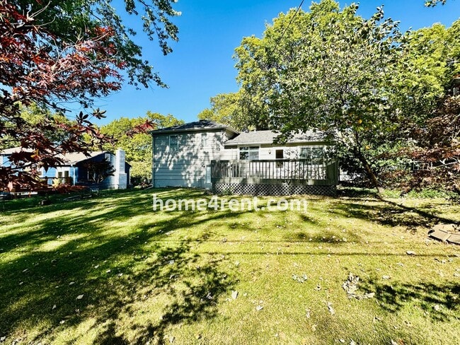 Building Photo - Attractive Overland Park Home w/ Wood Floo...