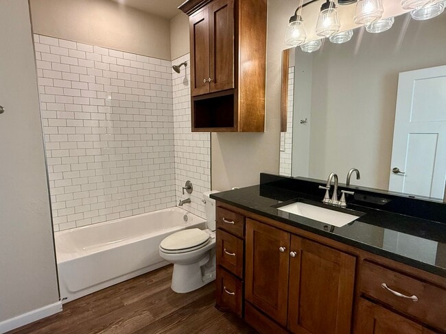 Building Photo - Large 3 Bed, 2 Bath in Beautifully Well-Maintained Neighborhood