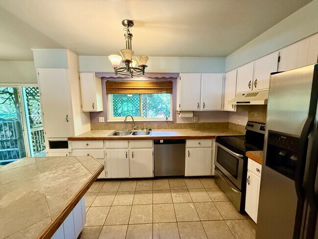 Building Photo - 2136 Springfield Ct