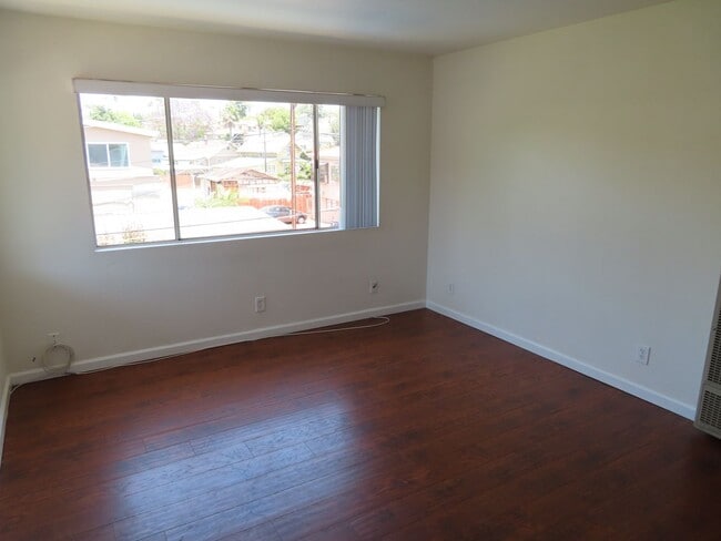 Building Photo - Renovated 2 Bed, 2 Bath Apartment in the h...