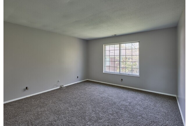 Building Photo - 922 Hoover Village Dr
