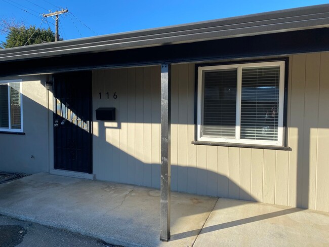 Building Photo - 2bed/1bath duplex 1 block from Vaca High S...